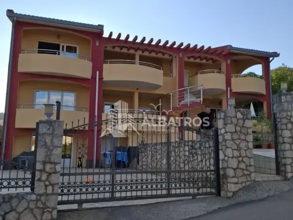 Dvospratna kuća sa pogledom na more