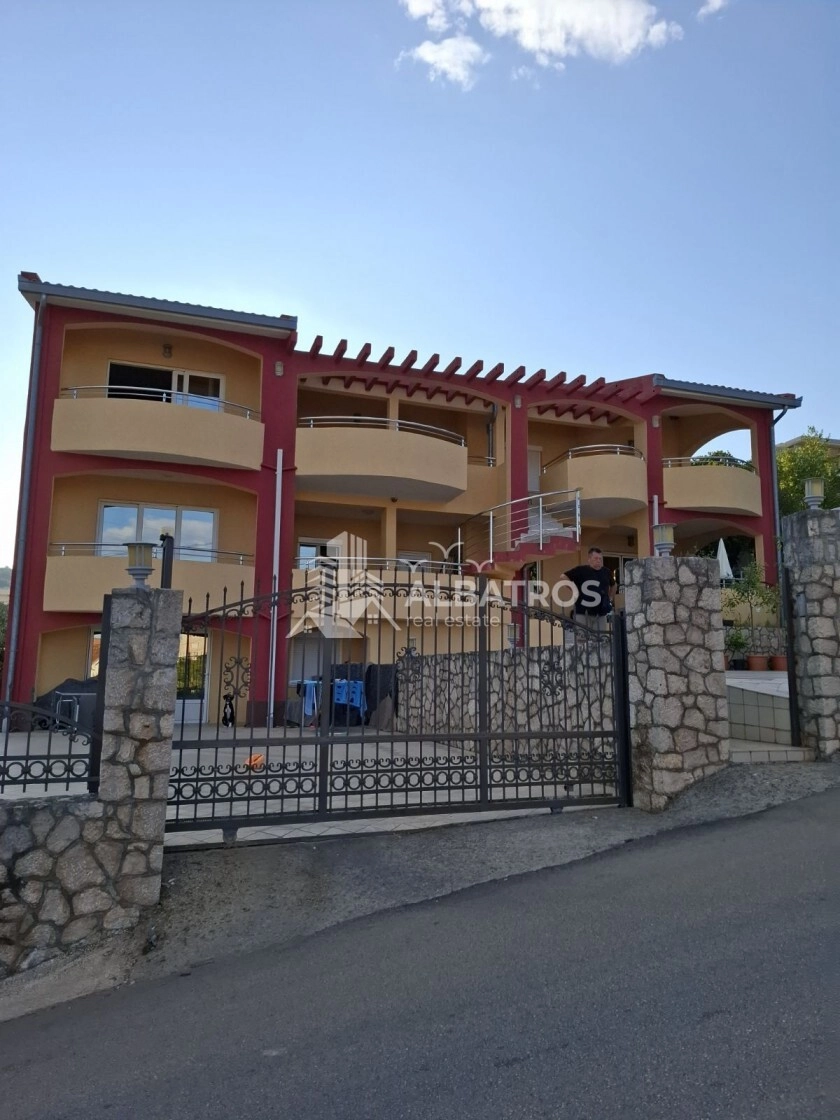 Dvospratna kuća sa pogledom na more