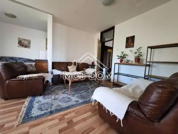 Trosoban stan 84 m² u centru Bara