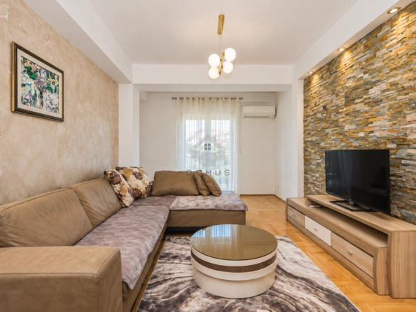 Trosoban namješten stan 95 m²
