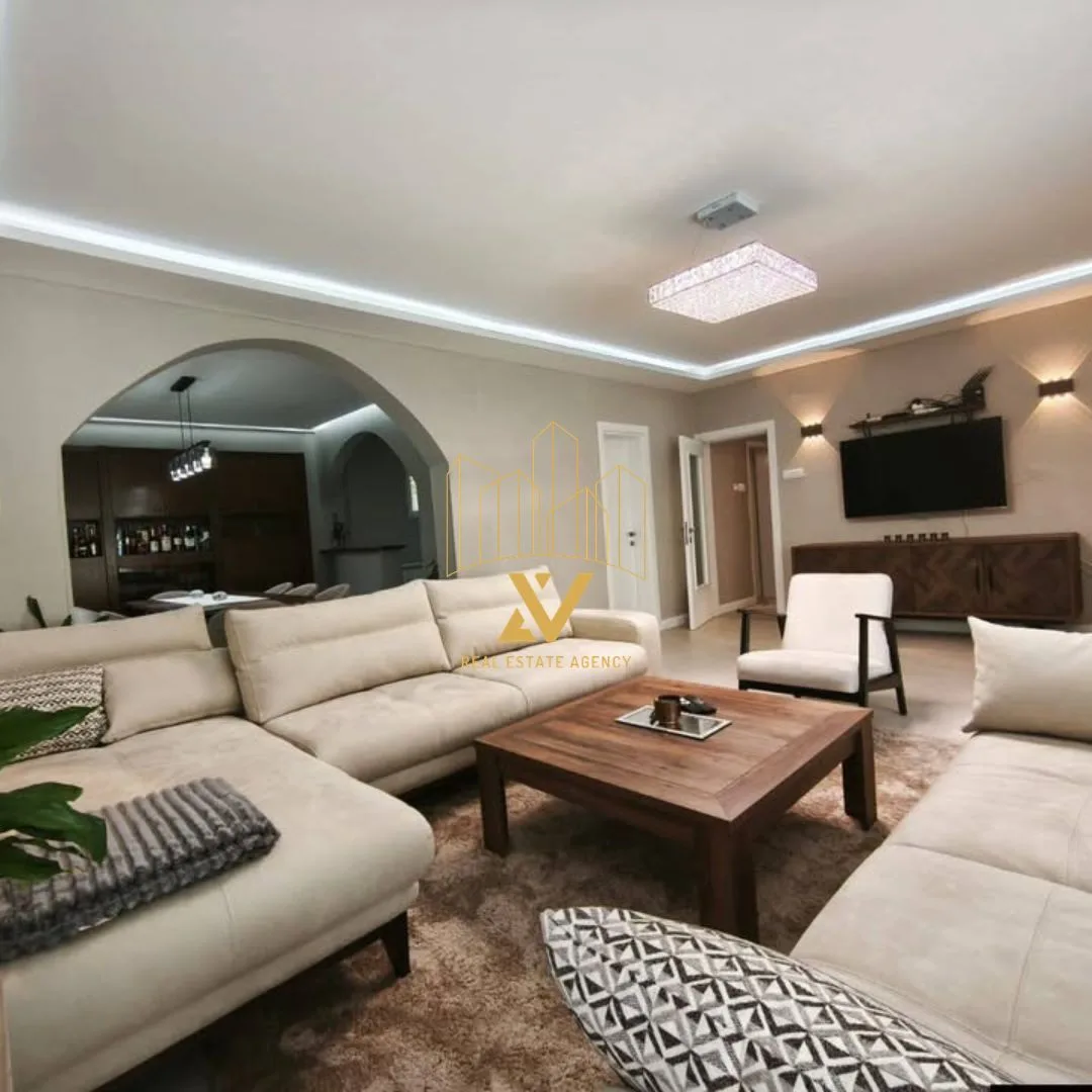 Prostrana-kuca-na-prodaju-–-Podgorica-308-m²-plac-1.100-m²-2 Kuća 308 m² – Vranići, Podgorica — fotografija 3