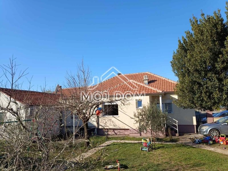 Dvojna-kuca-sa-dvoristem-u-Tolosima-Podgorica Dvojna kuća sa dvorištem u Tološima