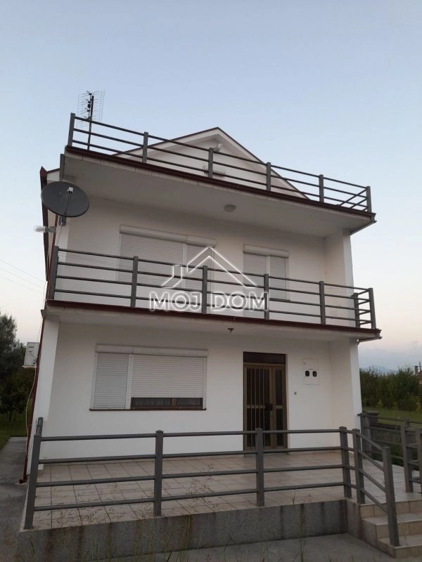 Namještena kuća sa poslovnim objektom