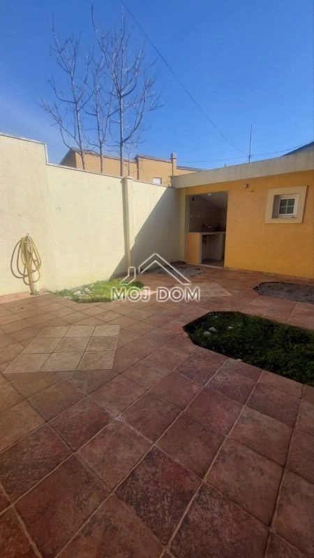 Renovirana-kuca-sa-dvoristem-u-Staroj-Varosi-Podgorica-3 Kuća 100 m² – Stara Varoš, Podgorica — fotografija 4