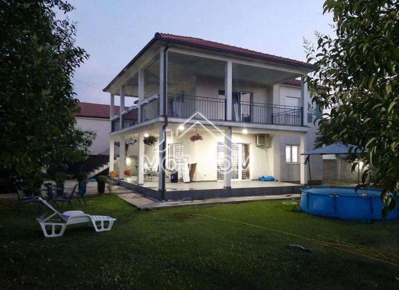 Kuca-sa-terasama-i-placom-u-Kokotima-Podgorica-4 Kuća 260 m² – Kokoti, Podgorica — fotografija 5