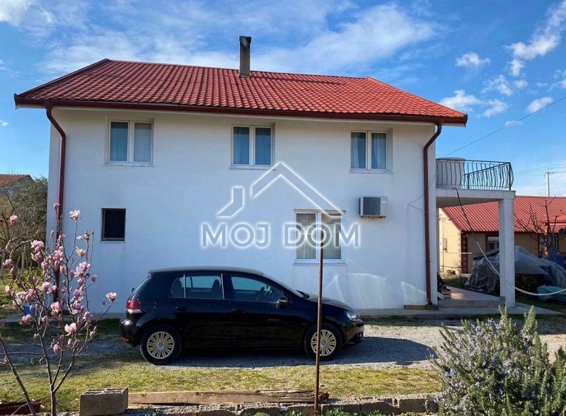 Kuća na placu od 645 m² u Zagoriču