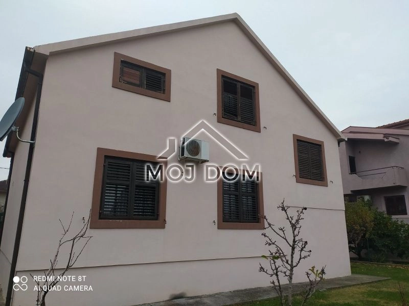 Kuca-sa-dvoristem-u-Tolosima-Podgorica-1 Kuća 191 m² – Tološi, Podgorica — fotografija 2