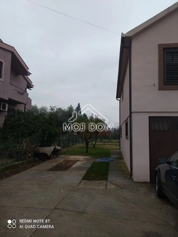 Kuca-sa-dvoristem-u-Tolosima-Podgorica-4 Kuća 191 m² – Tološi, Podgorica — fotografija 5