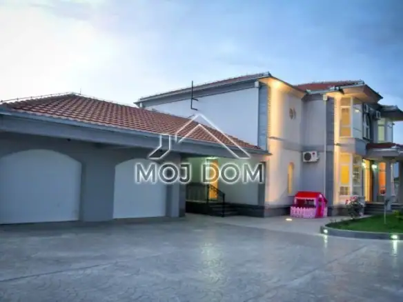 Kuća sa bazenom na placu od 11000 m²
