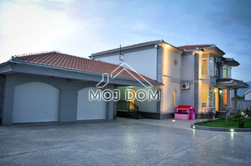 Kuca-sa-bazenom-na-placu-od-11000-m²-Danilovgrad Kuća sa bazenom na placu od 11000 m²
