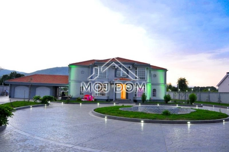 Kuca-sa-bazenom-na-placu-od-11000-m²-Danilovgrad-1 Kuća 560 m² – Danilovgrad — fotografija 2