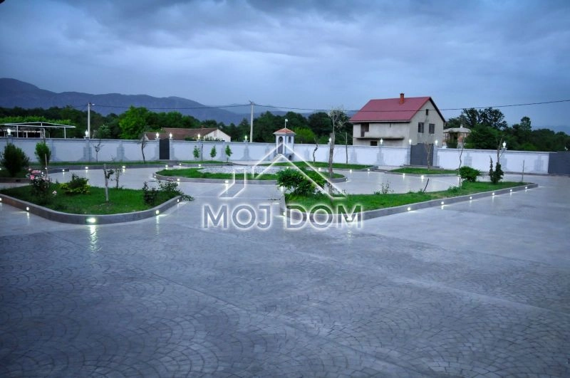 Kuca-sa-bazenom-na-placu-od-11000-m²-Danilovgrad-2 Kuća 560 m² – Danilovgrad — fotografija 3