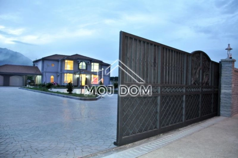 Kuca-sa-bazenom-na-placu-od-11000-m²-Danilovgrad-3 Kuća 560 m² – Danilovgrad — fotografija 4