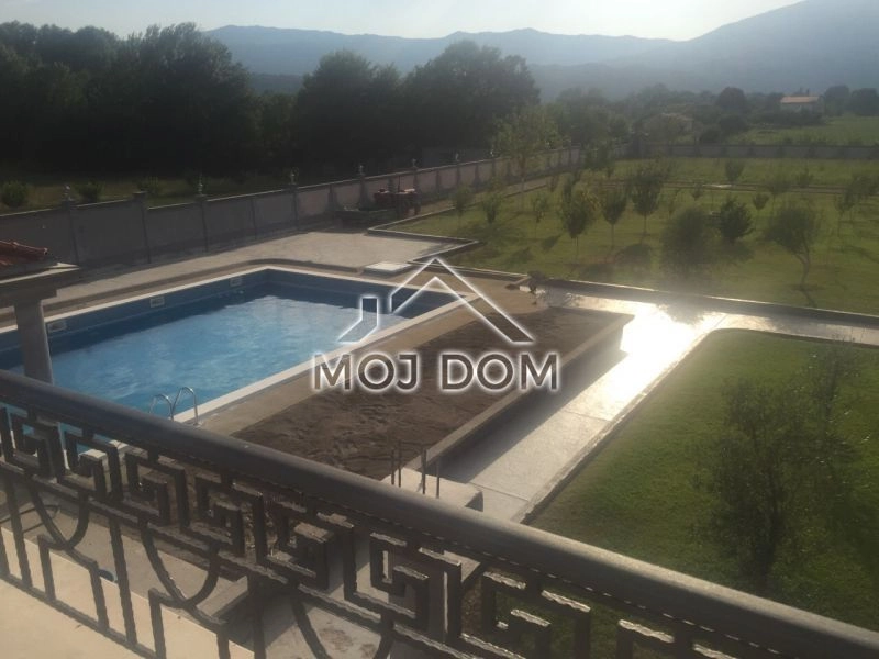 Kuca-sa-bazenom-na-placu-od-11000-m²-Danilovgrad-4 Kuća 560 m² – Danilovgrad — fotografija 5
