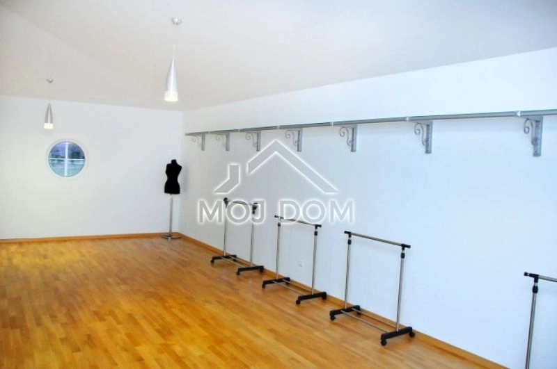 Kuca-sa-bazenom-na-placu-od-11000-m²-Danilovgrad-12 Kuća 560 m² – Danilovgrad — fotografija 13