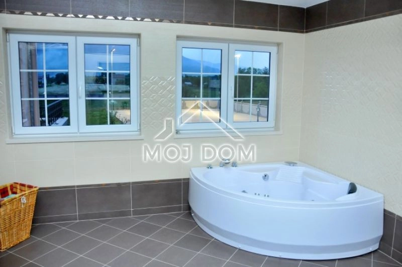 Kuca-sa-bazenom-na-placu-od-11000-m²-Danilovgrad-15 Kuća 560 m² – Danilovgrad — fotografija 16