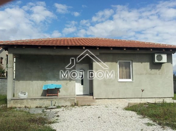 Kuća 88 m² sa ograđenim placom