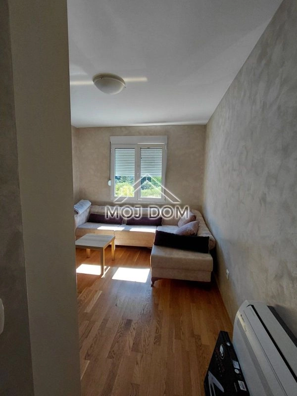 Namjesten-dvosoban-stan-u-Bloku-VI-Podgorica-2 Izdavanje: Dvosoban stan 70 m² – Blok 6, Podgorica — fotografija 3