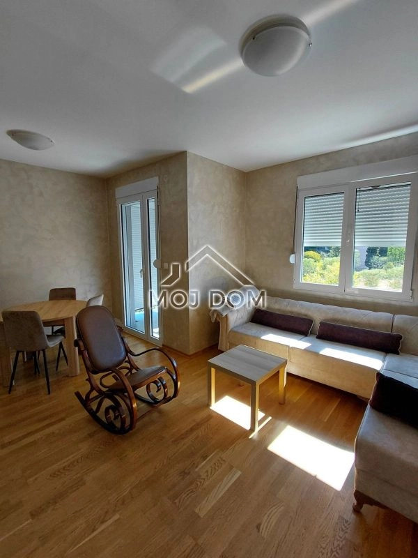 Namjesten-dvosoban-stan-u-Bloku-VI-Podgorica-3 Izdavanje: Dvosoban stan 70 m² – Blok 6, Podgorica — fotografija 4