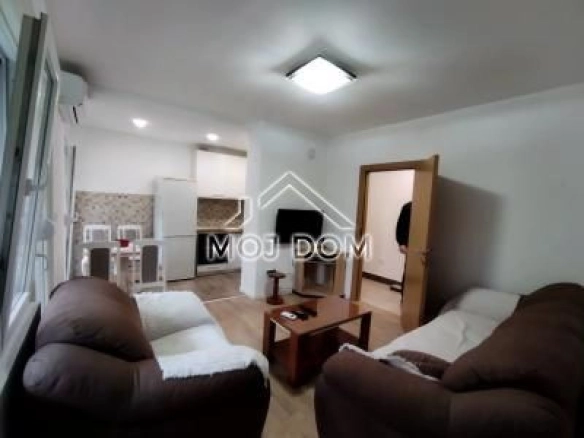 Namješten dvosoban stan od 68 m² u Podgorici