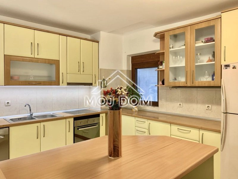 Izdavanje: Trosoban stan 110 m² – Gorica C, Podgorica — fotografija 8