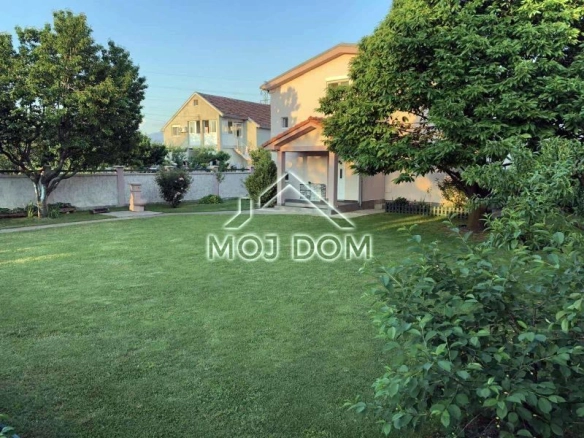 Namještena kuća sa dvorištem u Kokotima