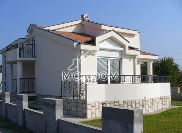 Namještena kuća u Tološima