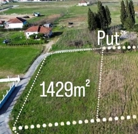 Plac 1429 m² u Zeti