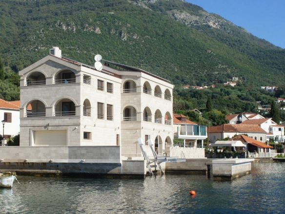 Vila na obali mora u Đenovićima