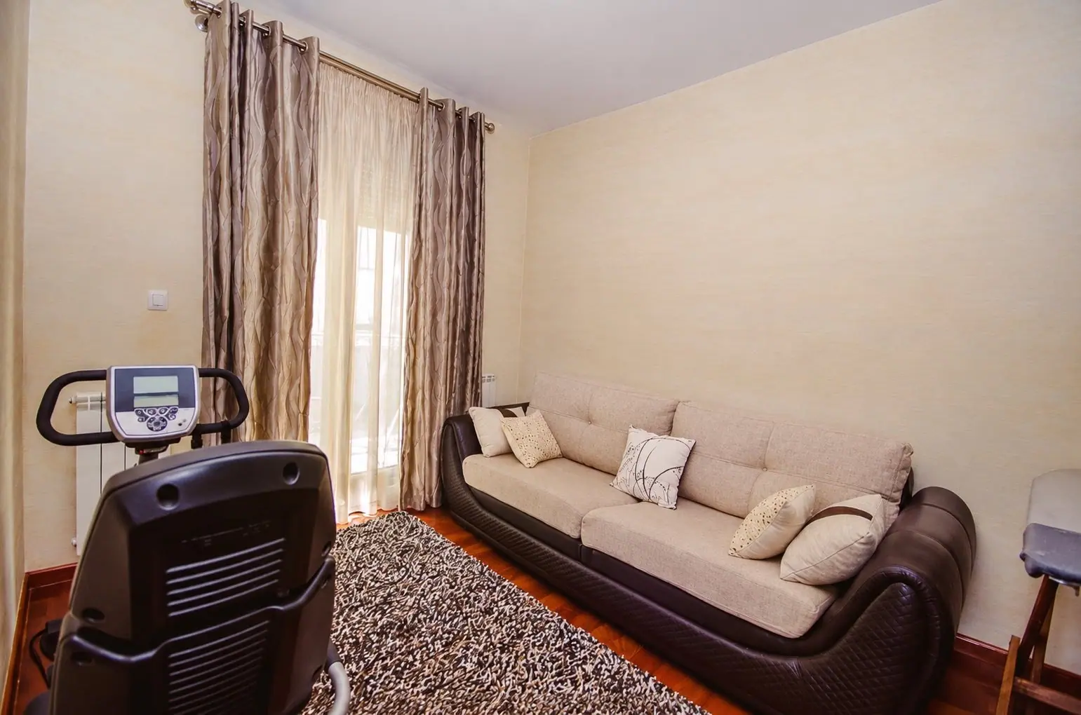 Namjesten-dvosoban-stan-Gorica-C-Podgorica-6 Izdavanje: Dvosoban stan 85 m² – Gorica C, Podgorica — fotografija 7