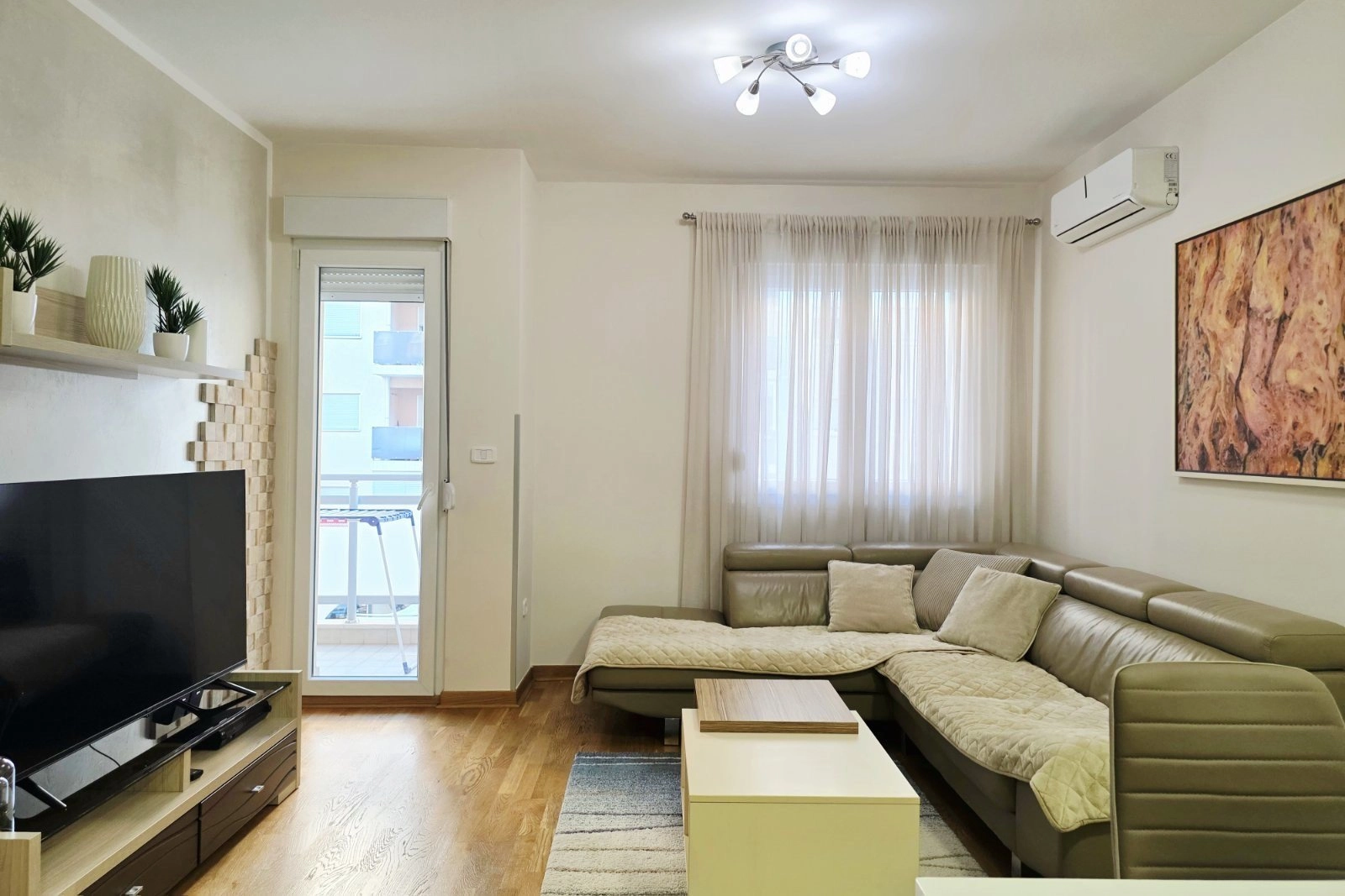 Dvosoban-stan-u-City-kvartu-Podgorica-2 Izdavanje: Dvosoban stan 65 m² – City kvart, Podgorica — fotografija 3