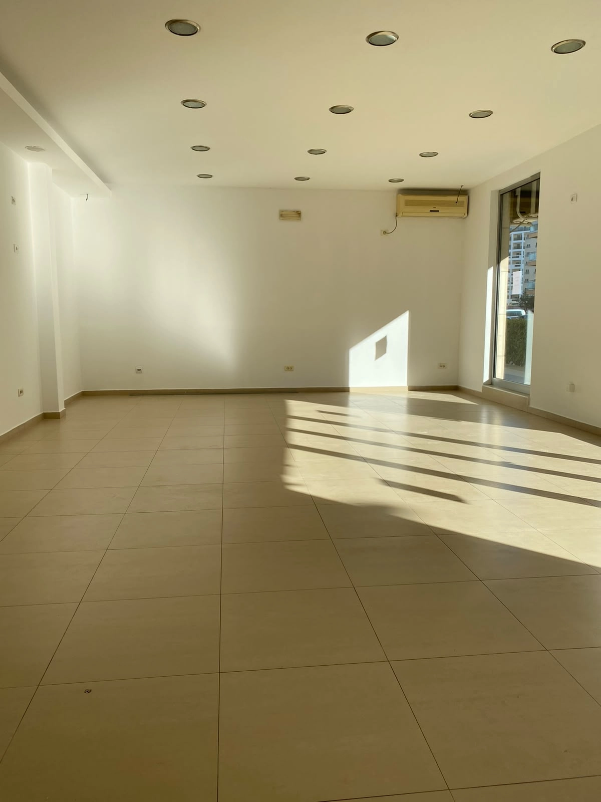 Izdavanje: Poslovni prostor 145 m² – City kvart, Podgorica — fotografija 2