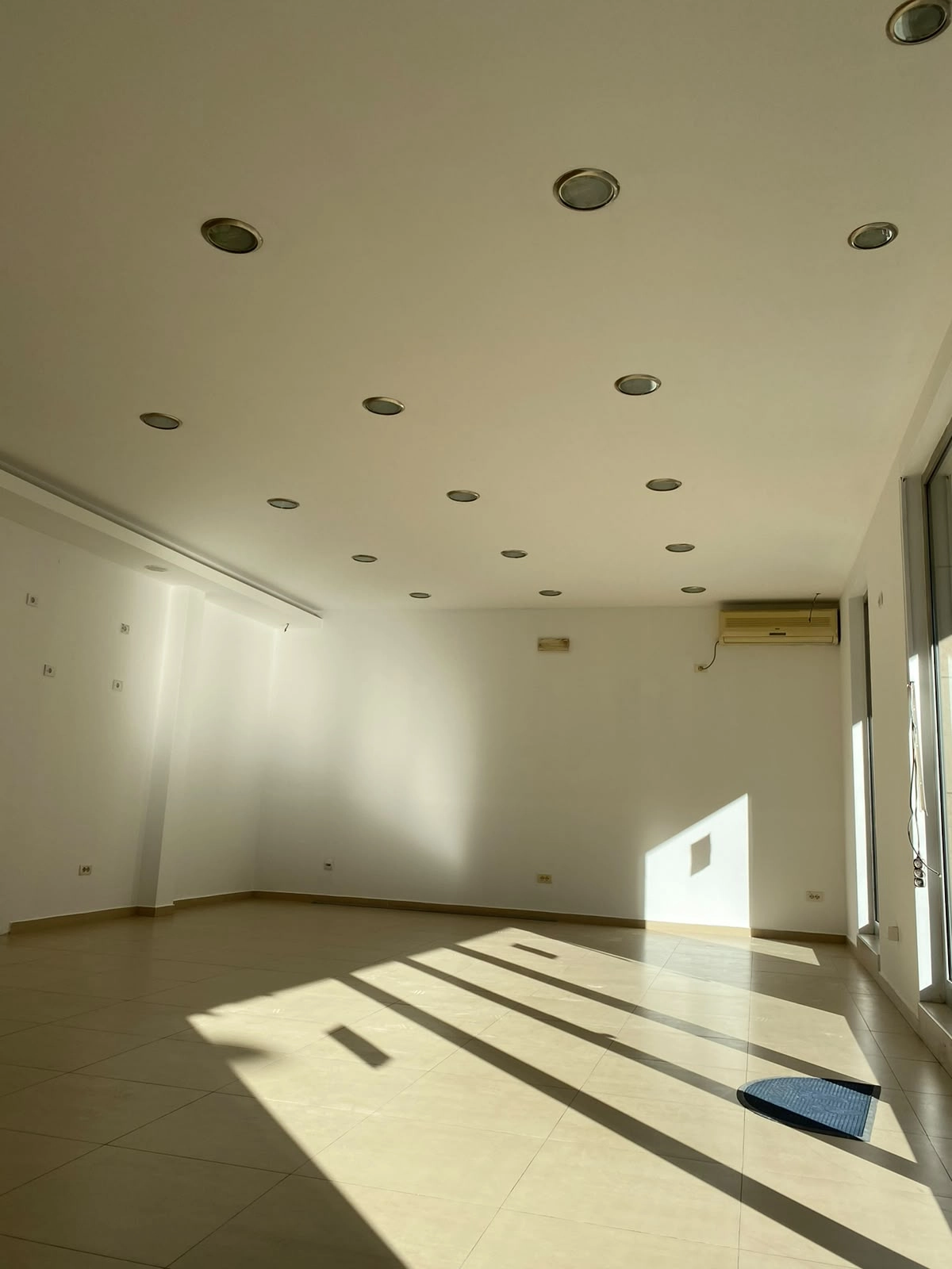 Izdavanje: Poslovni prostor 145 m² – City kvart, Podgorica — fotografija 3