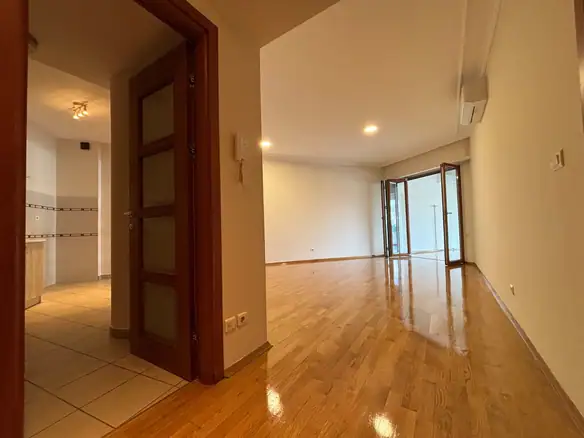 Izdavanje: Dvosoban stan 100 m² – Centar, Podgorica — fotografija 2