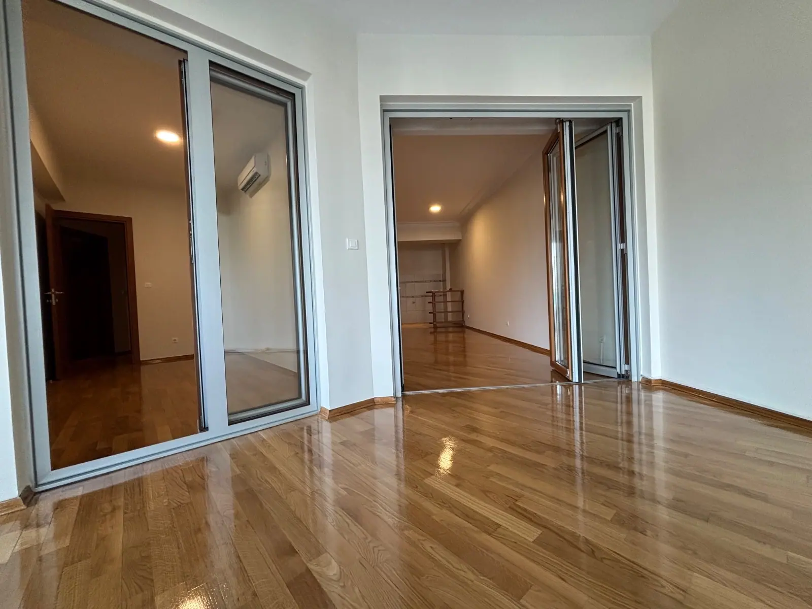 Izdavanje: Dvosoban stan 100 m² – Centar, Podgorica — fotografija 9