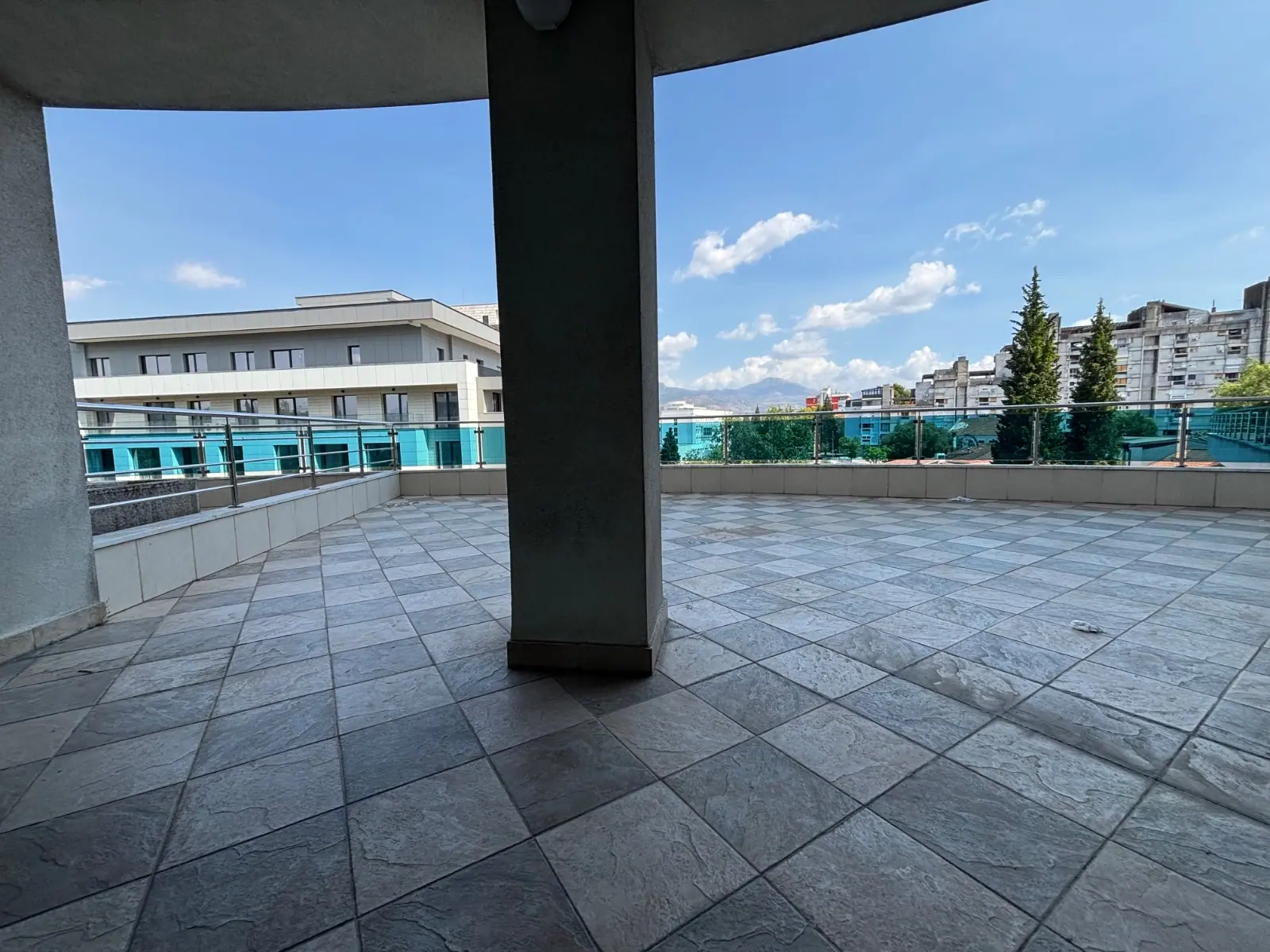 Izdavanje: Dvosoban stan 100 m² – Centar, Podgorica — fotografija 11