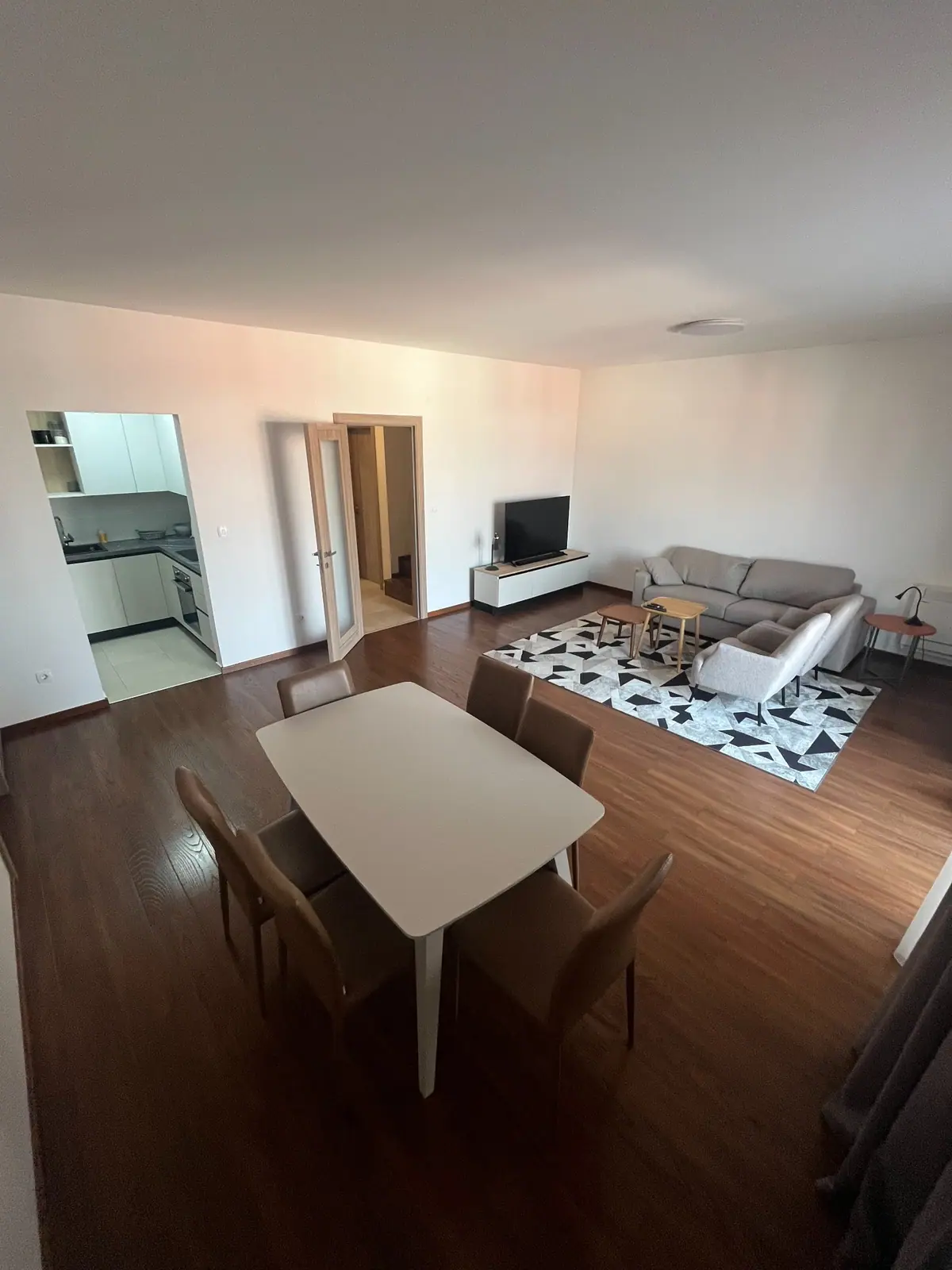 Cetvorosoban-duplex-stan-u-Master-kvartu-Podgorica-2 Izdavanje: Četvorosoban stan – Master kvart, Podgorica — fotografija 3