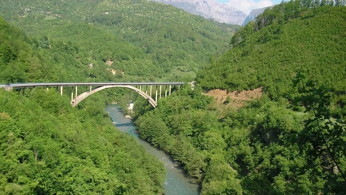 Imanje-sa-starom-kucom-i-rijekama-kod-Kolasina Imanje sa starom kućom i rijekama kod Kolašina