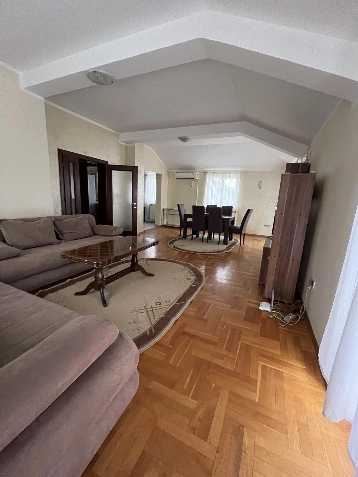 Izdavanje: Četvorosoban stan 150 m² – Stari aerodrom, Podgorica