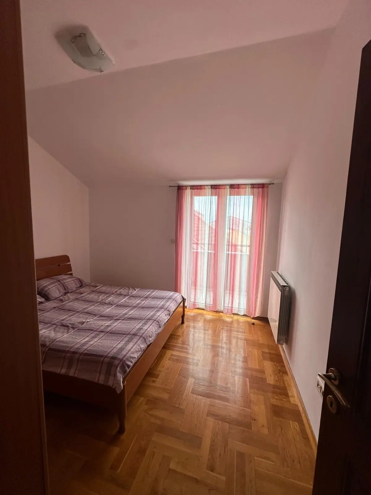 Izdavanje: Četvorosoban stan 150 m² – Stari aerodrom, Podgorica — fotografija 4