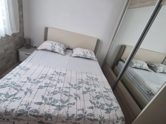 Namješten jednosoban stan na trećem spratu, Budva