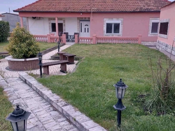 Dvosobna kuća za izdavanje u Zeti