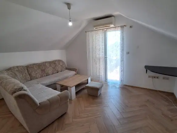 Dvosoban stan u Tološima