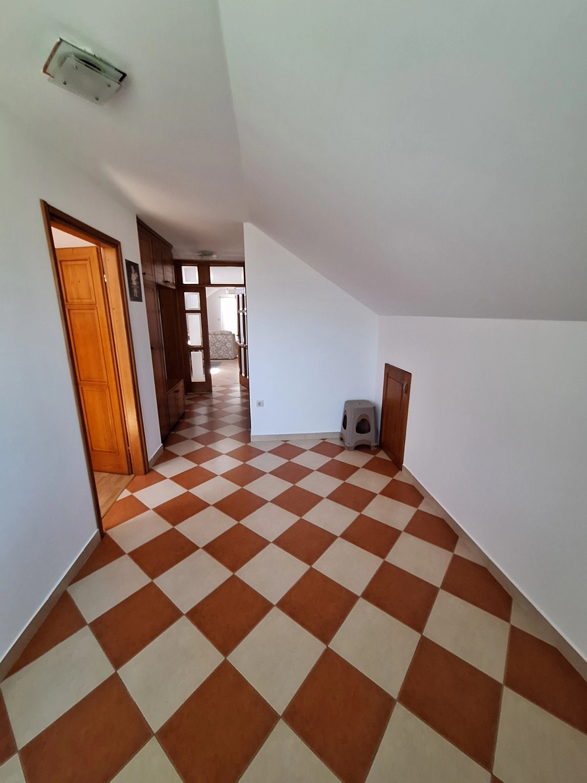 Dvosoban-stan-u-porodicnoj-kuci-Tolosi-Podgorica-6 Izdavanje: Dvosoban stan – Tološi, Podgorica — fotografija 7