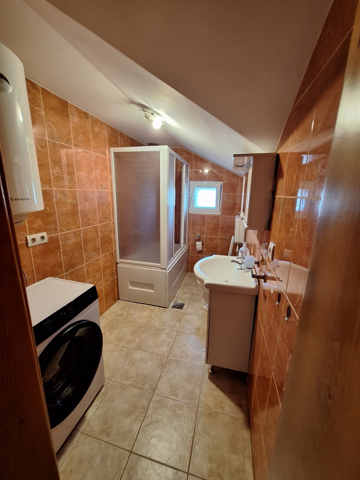 Dvosoban-stan-u-porodicnoj-kuci-Tolosi-Podgorica-7 Izdavanje: Dvosoban stan – Tološi, Podgorica — fotografija 8