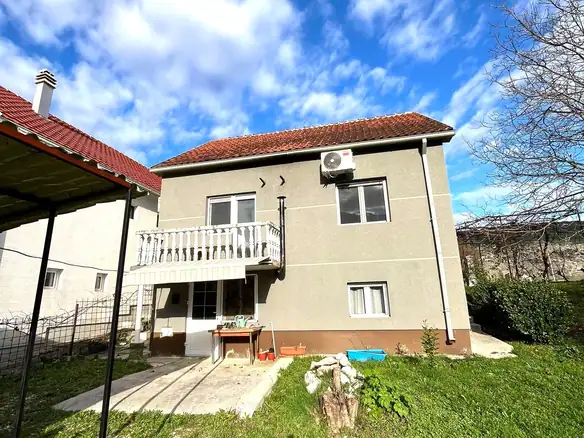 Renovirana kuća sa placom u Danilovgradu