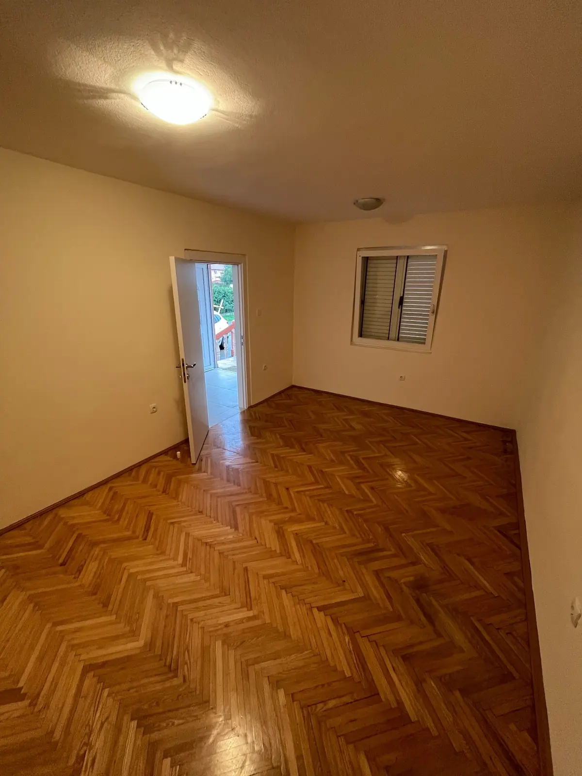 Namjestena-kuca-sa-placem-u-Tolosima-Podgorica-14 Kuća 761 m² – Tološi, Podgorica — fotografija 15