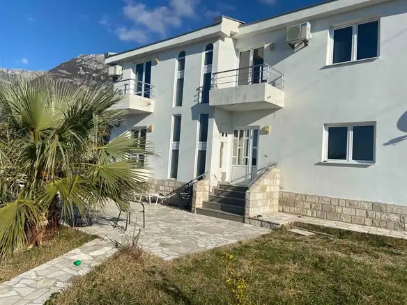 Kuća sa placem u Sutomoru