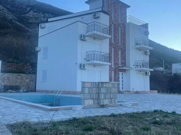 Kuća sa bazenom i placem u Sutomoru
