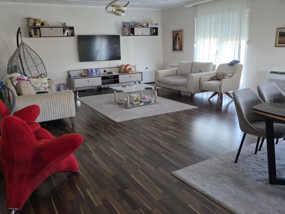 Kuća sa poslovnim prostorima u Tuzima